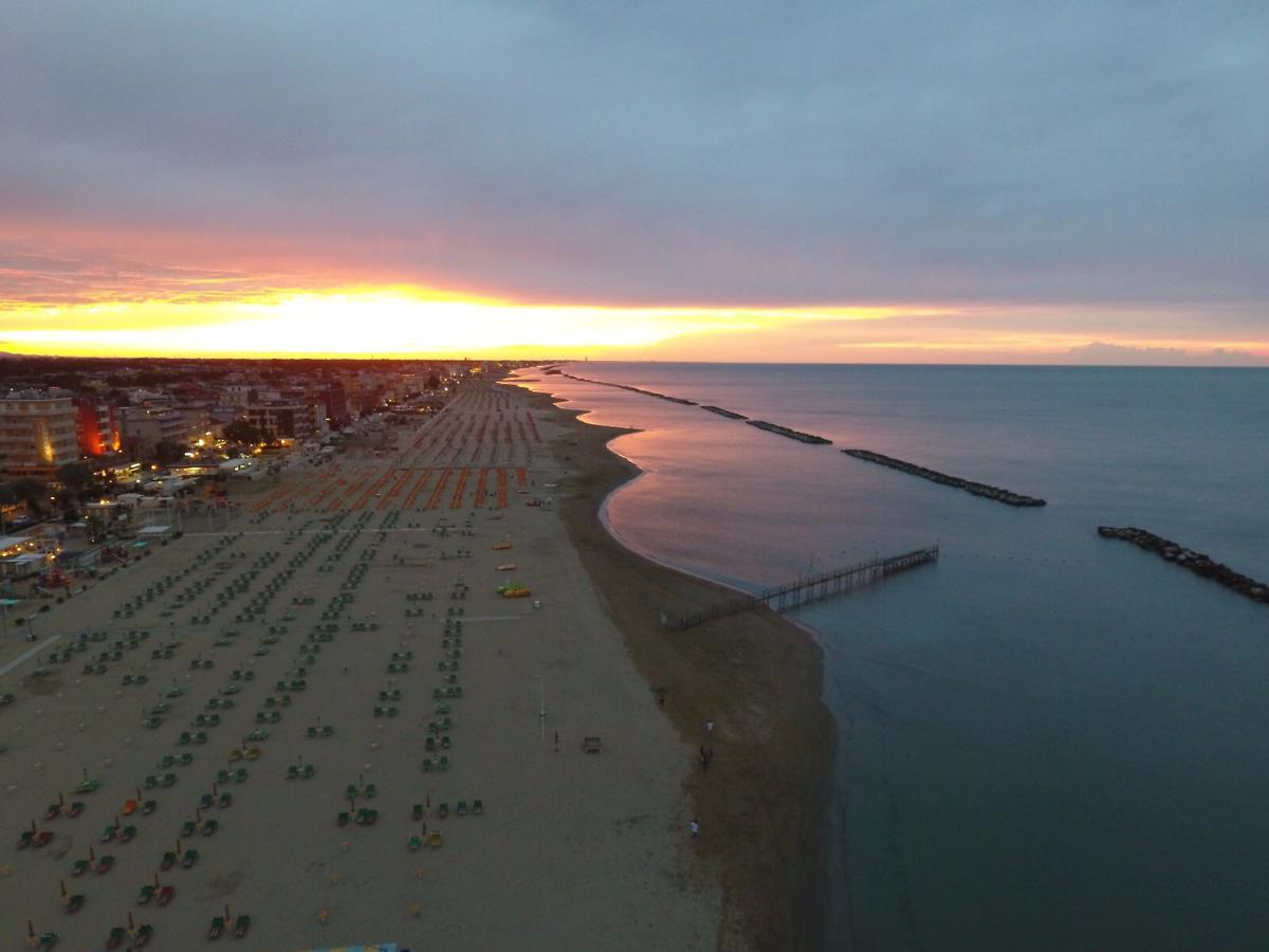 Amba Hotel Rimini Bagian luar foto
