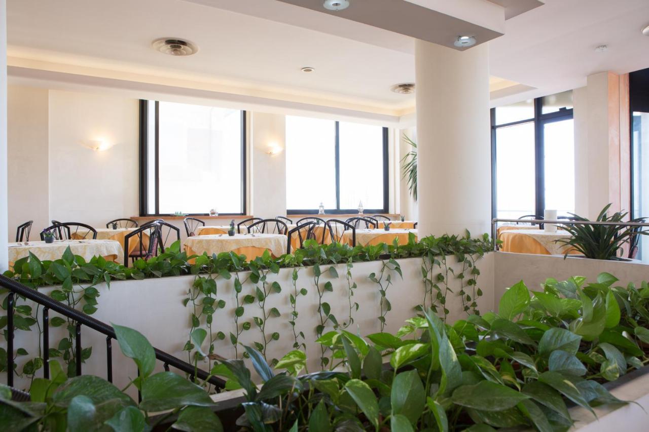 Amba Hotel Rimini Bagian luar foto