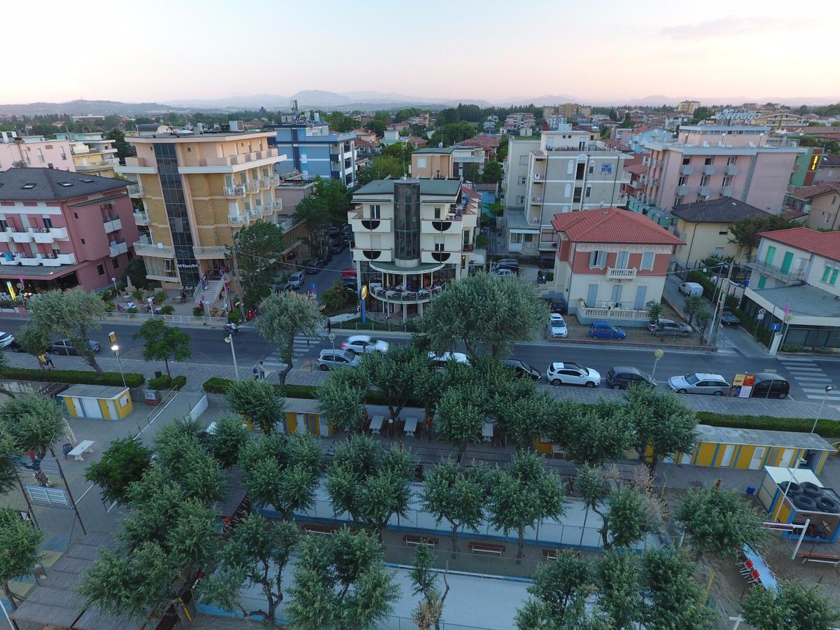 Amba Hotel Rimini Bagian luar foto